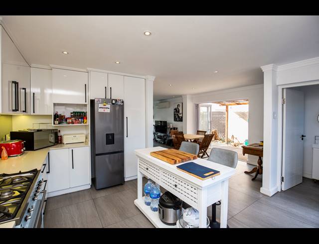 3 BEDROOM TOWNHOUSE FOR SALE IN UMHLANGA CENTRAL